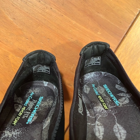Skechers Relaxed Fit, air cooled, comfort flats EUC size 8.5 - Picture 3 of 7